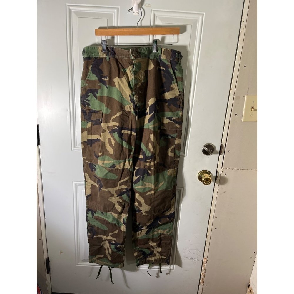 Genuine military camouflage button front adjustable waistpants size Medium